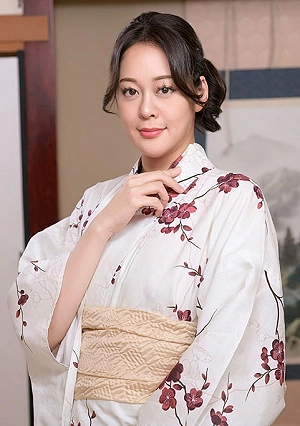 “Shoot it on me...” A barrage of thick cum splashes all over the face of a beautiful, mature woman in a yukata