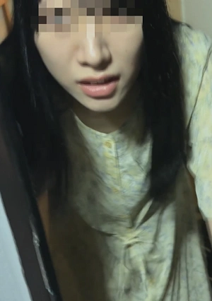 【個撮】大量潮吹き奥さん。旦那の横で驚くほど大きな乳首をボッキさせビッショビショ。声を抑え耐える姿に大興奮。