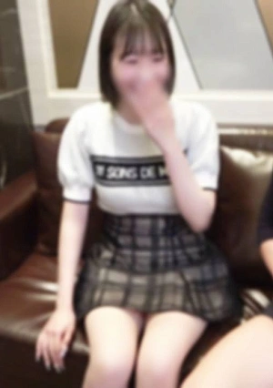 【豪華特典／カメラマン暴走映像あり】地味目な社会人を脱がせてみたら、想像以上の色白美巨乳。連休間際の中出しSEXデート。