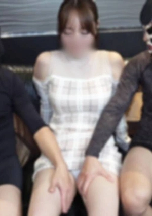 【秘蔵映像】色白な美ボディとアイドル顔負けの可愛さでオトコを虜にする爆美女♡「お仕事のストレスを発散させてください♡」2人のオトコに快感を教え込まれる初々しい姿をご堪能ください！